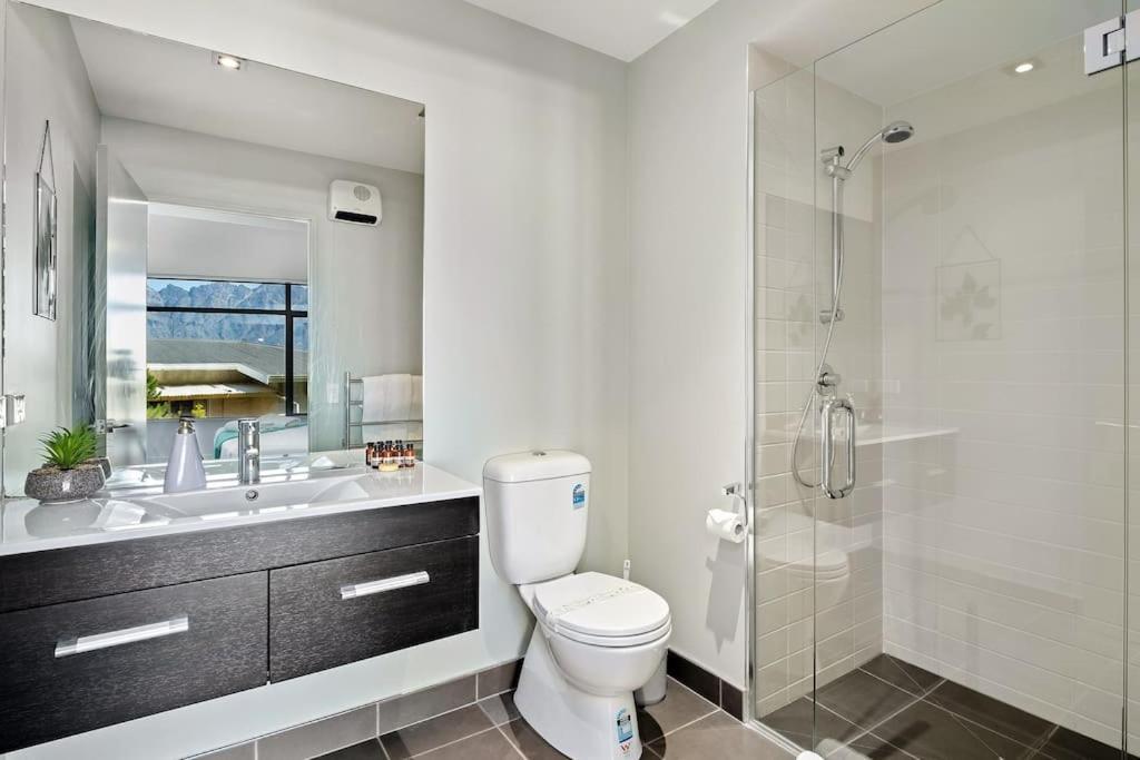 Toru - Eclectic Apartment With Delightful Lake Views Queenstown Luaran gambar